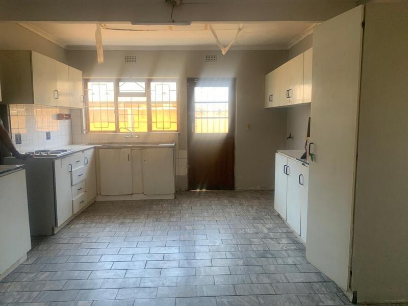 6 Bedroom Property for Sale in Grassy Park Western Cape